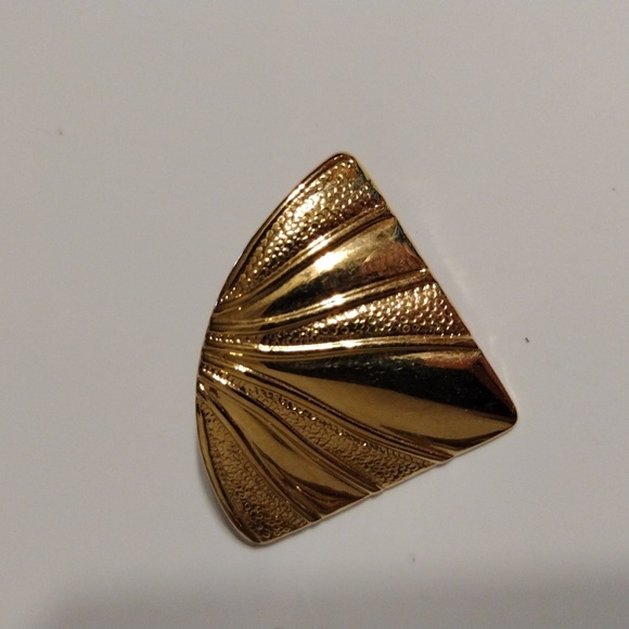 Vintage signed Avon pierced earrings 1986 golden rays textured fan. - Picture 2 of 4